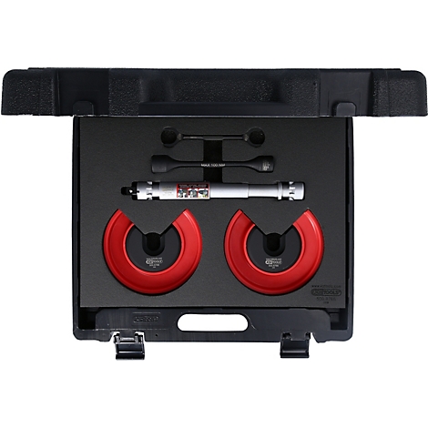 Werkzeugkoffer mit Messgeräten: Zwei rote Halbkreise, ein langes silbernes Messgerät, sowie weitere Werkzeuge in schwarzem Schaumstoff.